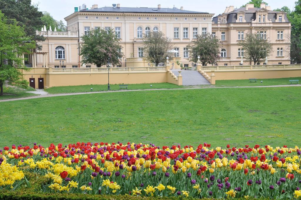 Zespół Pałacowo-parkowy W Ostromecku Bed and breakfast *
